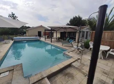 Piscine de l'établissement 2 Maisons de 3 et 2 chambres avec grande piscine commune ou située à proximité