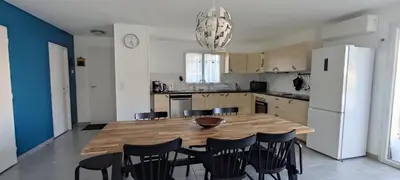 Cuisine ou kitchenette dans l'établissement 2 Maisons de 3 et 2 chambres avec grande piscine commune