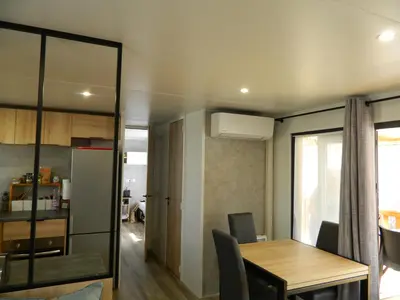 Cuisine ou kitchenette dans l'établissement Superbe Mobil home au calme 804 camping La Réserve 4*