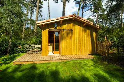 Jardin de l'établissement Cabane forêt proche plage avec piscine partagée