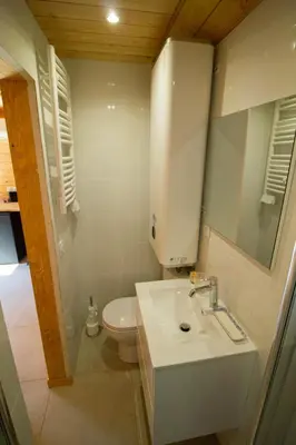 Salle de bains dans l'établissement Cabane forêt proche plage avec piscine partagée