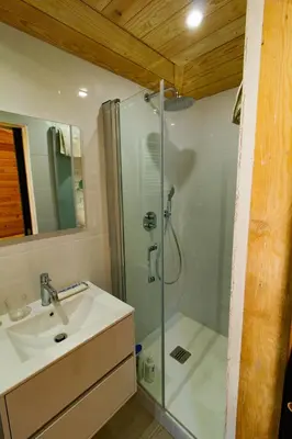 Salle de bains dans l'établissement Cabane forêt proche plage avec piscine partagée