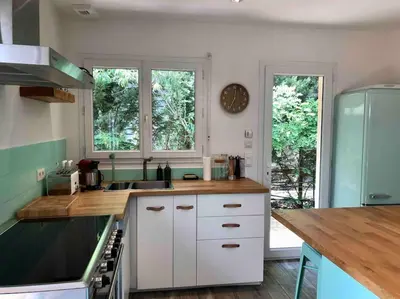 Cuisine ou kitchenette dans l'établissement BEACH HOUSE DE CHARME A MESSANGES. LA MAISON BLEUE