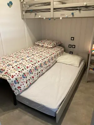 Un ou plusieurs lits dans un hébergement de l'établissement Cottage Le Colibri - sauna hammam parc multisports tout confort
