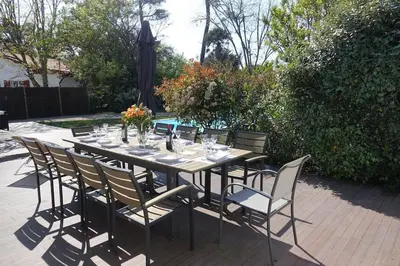 Jardin de l'établissement VILLA CLASSEE 3 ETOILES, PISCINE CHAUFEE 9X4, A 500M DE LA PLAGE SURVEILLEE