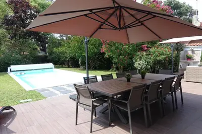 Piscine de l'établissement VILLA CLASSEE 3 ETOILES, PISCINE CHAUFEE 9X4, A 500M DE LA PLAGE SURVEILLEE ou située à proximité