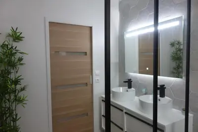 Salle de bains dans l'établissement VILLA CLASSEE 3 ETOILES, PISCINE CHAUFEE 9X4, A 500M DE LA PLAGE SURVEILLEE