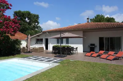 Piscine de l'établissement VILLA CLASSEE 3 ETOILES, PISCINE CHAUFEE 9X4, A 500M DE LA PLAGE SURVEILLEE ou située à proximité