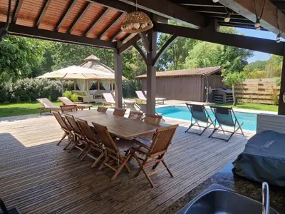 Piscine de l'établissement Villa 12 personnes proche oécan, 10 vélos et 4 surf fournis, entièrement climatisée ou située à proximité