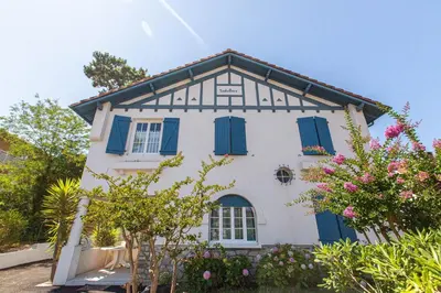 Jardin de l'établissement Villa Souleillous, basco landaise de prestige, 500m de la plage