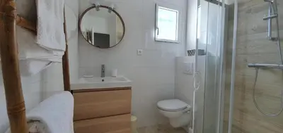 Salle de bains dans l'établissement Lamothe