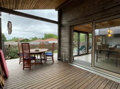 Balcon ou terrasse dans l'établissement Superbe maison finlandaise en bois