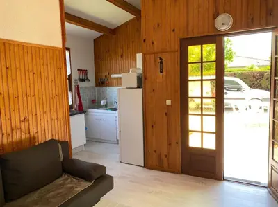 Cuisine ou kitchenette dans l'établissement Maison de type chalet piscine collective hume