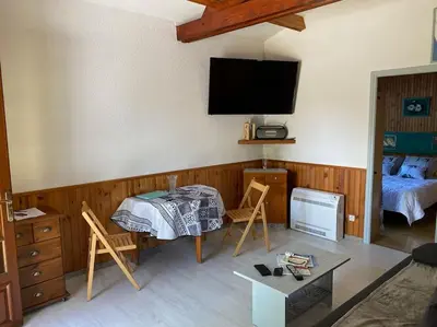 Télévision ou salle de divertissement dans l'établissement Maison de type chalet piscine collective hume