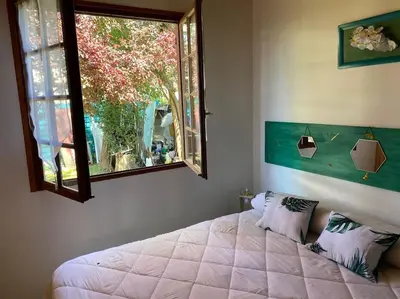Un ou plusieurs lits dans un hébergement de l'établissement Maison de type chalet piscine collective hume