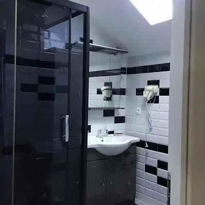 Salle de bains dans l'établissement Maison des 5 Fleurs 14 pers