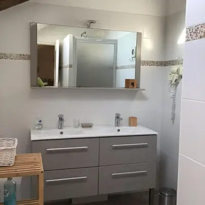 Salle de bains dans l'établissement Maison des 5 Fleurs 14 pers