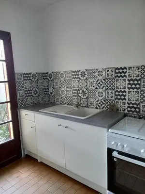 Cuisine ou kitchenette dans l'établissement Maison dans village de UZA 6P