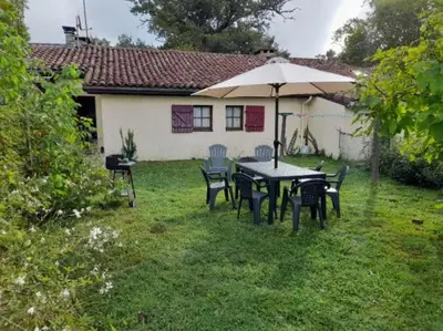 Jardin de l'établissement Maison dans village de UZA 6P