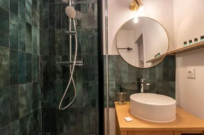 Salle de bains dans l'établissement Le Sable Doré - Piscine et parking