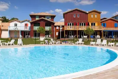 Piscine de l'établissement Le Nid du Teich ou située à proximité