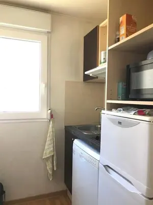 Cuisine ou kitchenette dans l'établissement Charmante petite maison
