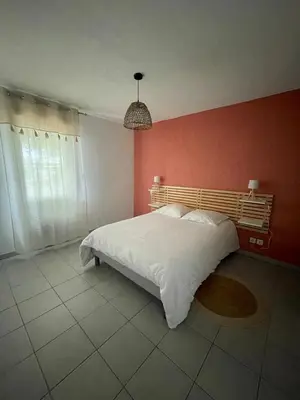 Un ou plusieurs lits dans un hébergement de l'établissement Appartement cosy avec balcon