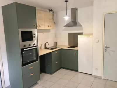Cuisine ou kitchenette dans l'établissement Appartement cosy avec balcon