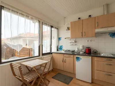 Cuisine ou kitchenette dans l'établissement Appartement pour 3 à Mimizan Plage, à 50m de l'océan avec terrasse et parking, ménage inclus - FR-1-50-123