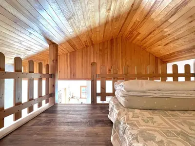 Un ou plusieurs lits dans un hébergement de l'établissement Charmant Studio 25 m² avec mezzanine et piscine