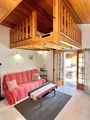 Coin salon dans l'établissement Charmant Studio 25 m² avec mezzanine et piscine