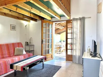 Télévision ou salle de divertissement dans l'établissement Charmant Studio 25 m² avec mezzanine et piscine