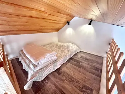 Un ou plusieurs lits dans un hébergement de l'établissement Charmant Studio 25 m² avec mezzanine et piscine