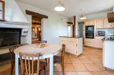 Cuisine ou kitchenette dans l'établissement Lou Grith - Maison pour 10 avec piscine privée