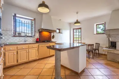 Cuisine ou kitchenette dans l'établissement Lou Grith - Maison pour 10 avec piscine privée