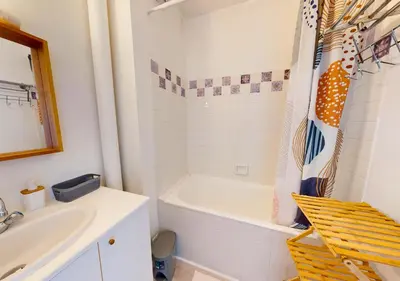 Salle de bains dans l'établissement Bateau - T2 proche de l'océan à Hossegor
