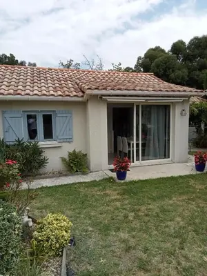 Jardin de l'établissement Charmante maisonnette