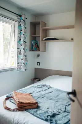 Un ou plusieurs lits dans un hébergement de l'établissement Mobil Home XXL 4 chambres - Camping Le Sen Yan