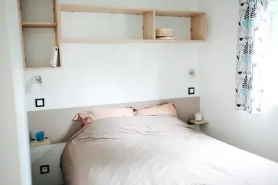 Un ou plusieurs lits dans un hébergement de l'établissement Mobil Home XXL 4 chambres - Camping Le Sen Yan