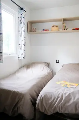 Un ou plusieurs lits dans un hébergement de l'établissement Mobil Home XXL 4 chambres - Camping Le Sen Yan
