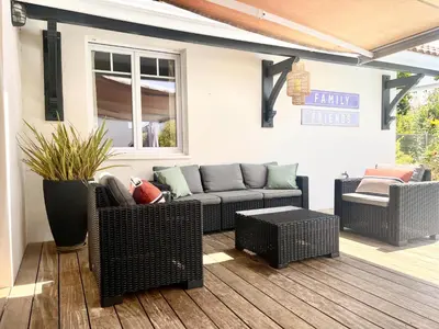 Coin salon dans l'établissement Villa Nolaene, 8-9 pers, Piscine, Calme et Moderne