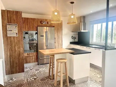 Cuisine ou kitchenette dans l'établissement Villa Nolaene, 8-9 pers, Piscine, Calme et Moderne