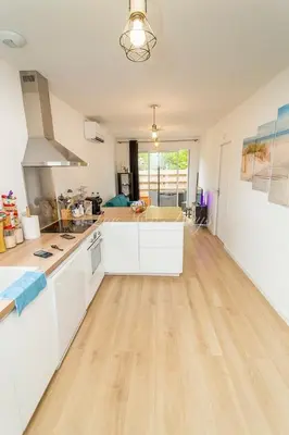 Cuisine ou kitchenette dans l'établissement Jolie maison au calme proche du lac