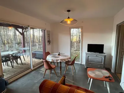 Télévision ou salle de divertissement dans l'établissement Maison proche du lac de Sanguinet et de Biscarrosse