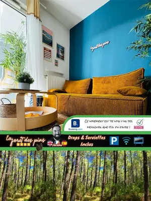 Coin salon dans l'établissement La Forêt des Pins - Free Check-In - Wifi - Parking Privé - Netflix - Draps & Serviettes inclus