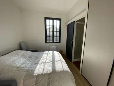 Un ou plusieurs lits dans un hébergement de l'établissement LUTZY Maison moderne au calme piscine