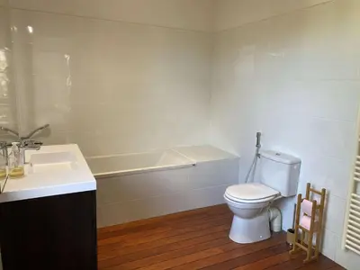 Salle de bains dans l'établissement LUTZY Maison moderne au calme piscine