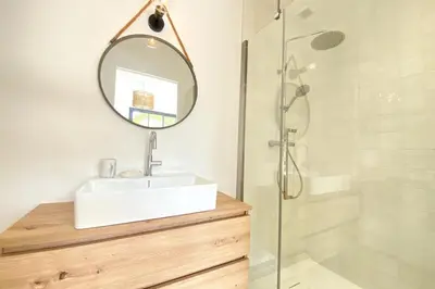 Salle de bains dans l'établissement Villa neuve climatisée avec piscine chauffée