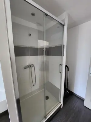 Salle de bains dans l'établissement Chalet au cœur des Landes