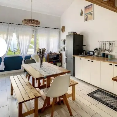 Cuisine ou kitchenette dans l'établissement La maison près du Lac